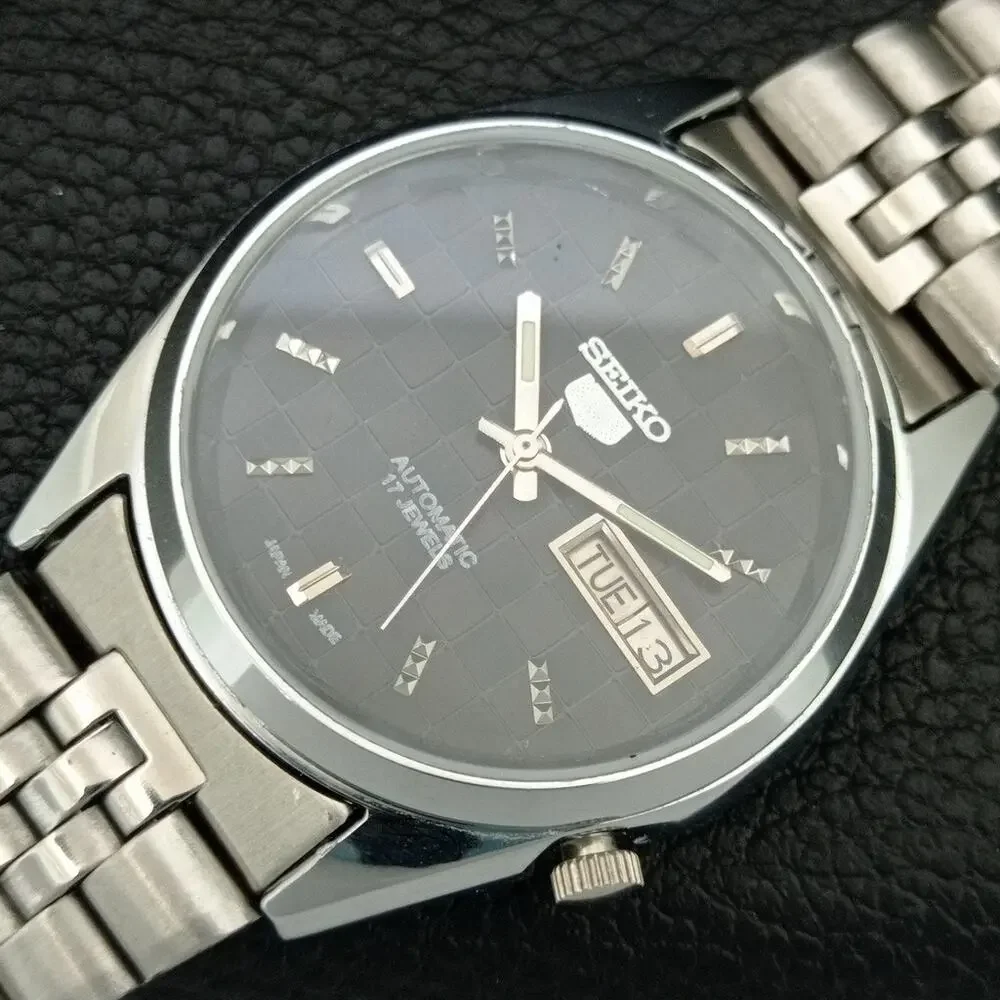 Vintage 1977 Seiko Automatic Mens Silver Watch W/daydate & Gold accents